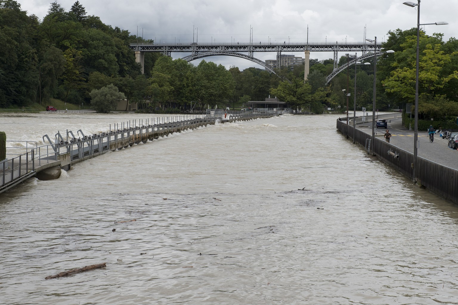 Hochwasser in der Aare beim Mattequartier. Wann tritt der Fluss über die Ufer?