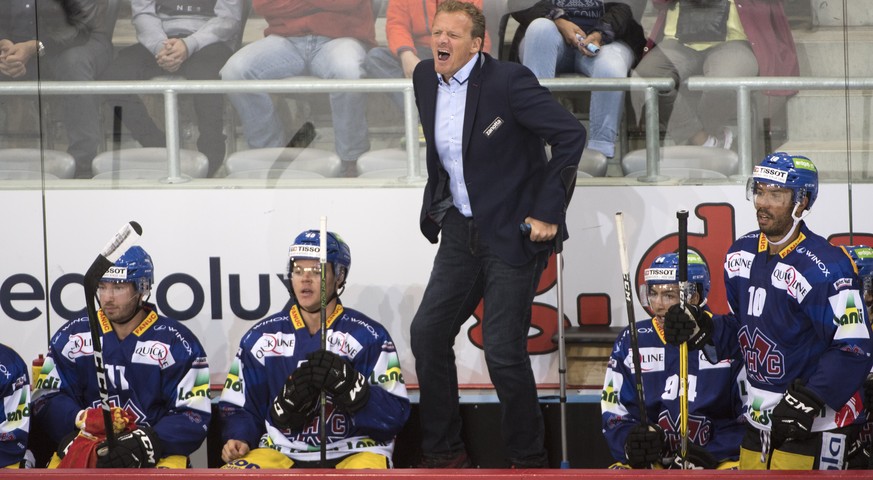 Biels Head Coach Kevin Schlaepfer, Mitte, waehrend dem Eishockey National League A Spiel zwischen dem EHC Biel und dem HC Ambri-Piotta, am Samstag, 17. September 2016, in Biel. (KEYSTONE/Marcel Bieri)