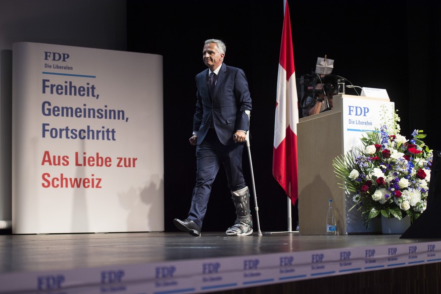 Aussenminister mit Krücken: Didier Burkhalter an der FDP-Versammlung vom Samstag in Brugg.