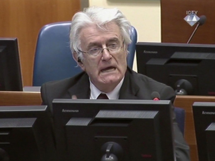 Der ehemalige Führer der bosnischen Serben, Radovan Karadciz, vor dem UNO-Kriegsverbrecher-Tribunal in Den Haag (2014).