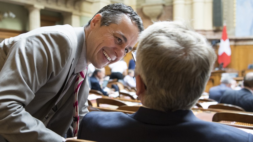 Nationalrat Ignazio Cassis, FDP-TI, links, unterhaelt sich mit seinem Ratskollegen Walter Mueller, FDP-SG, an der Sommersession der Eidgenoessischen Raete, am Donnerstag, 15. Juni 2017, in Bern. (KEYS ...