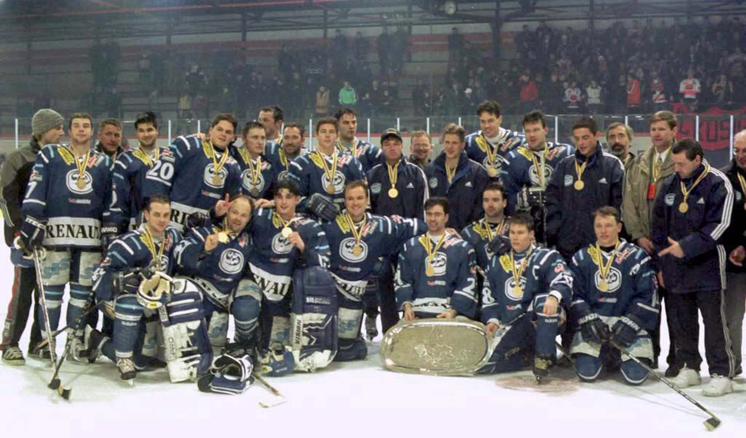 KOS02-19981230-KOSICE; SLOVAKIA: Swiss team HC Ambri Piotta pose with the trophy after winning the Continental Cup &#039;98 in Kosice, 29 December. EPA PHOTO/TASR/Robert Berenhaut EPA PHOTO TASR/ROBER ...