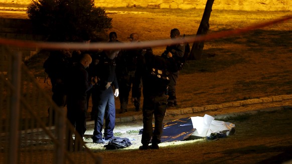 Polizisten neben der Leiche eines Attentäters in der Nähe der Jerusalemer Altstadt.