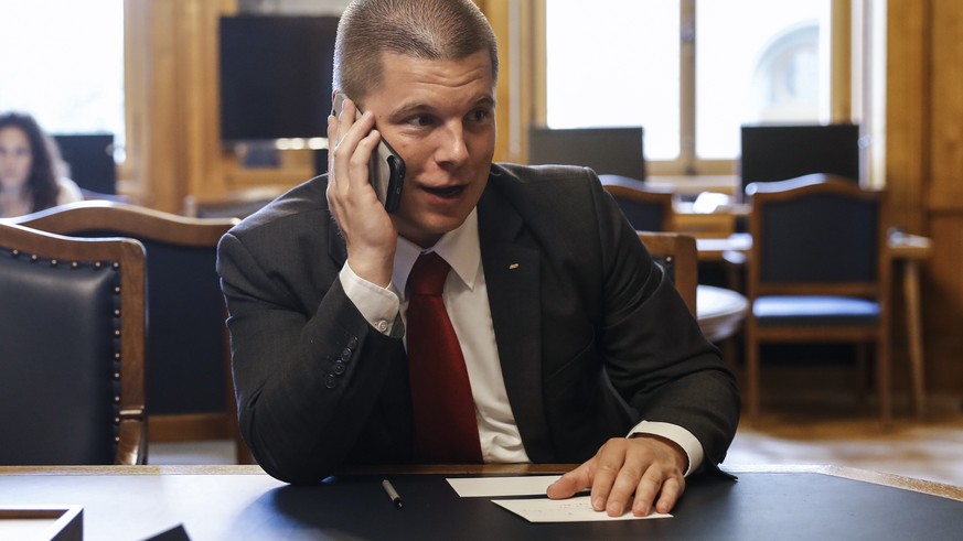 Erich Hess, Nationalrat SVP-BE, telefoniert im Vorzimmer des Nationalrats waehrend der Sommersession der Eidgenoessischen Raete, am Mittwoch, 15. Juni 2016, in Bern. (KEYSTONE/Peter Klaunzer)