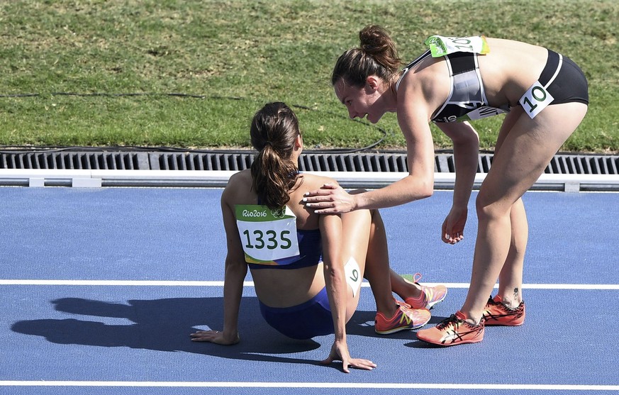2016 Rio Olympics - Athletics - Preliminary - Women&#039;s 5000m Round 1 - Olympic Stadium - Rio de Janeiro, Brazil - 16/08/2016. Nikki Hamblin (NZL) of New Zealand stops running during the race to he ...