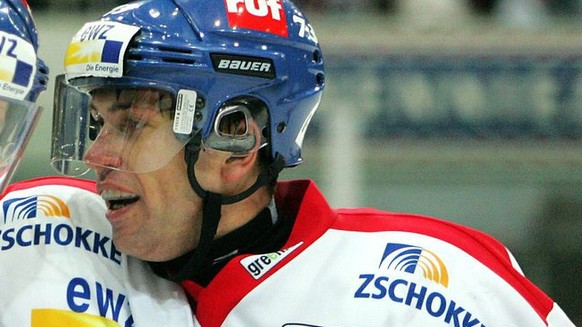 Les joueur Zuerichois Michel Zeiter, gauche, et Martin Kout, droite, laissent eclater leurs joie apres la victoire, lors du match du championnat suisse de hockey sur glace LNA entre le Lausanne Hockey ...