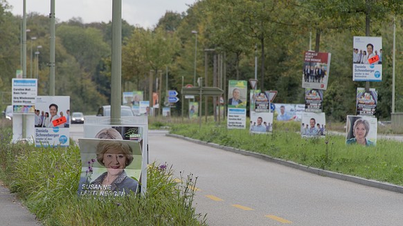 Tadaaa, das sind Wesselmänner – Wahlplakate. Sie sind nach einer deutschen Werbeagentur benannt.