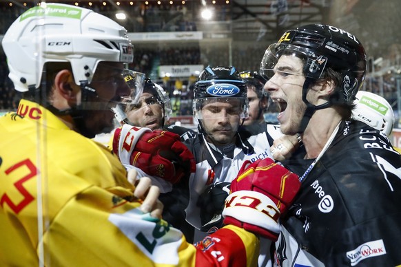 Fribourgs Yannick Rathgeb, rechts, legt sich mit Biels Mathias Joggi an, im Eishockey Meisterschaftsspiel der National League zwischen dem HC Fribourg Gotteron und dem EHC Biel, am Dienstag, 17. Oktob ...