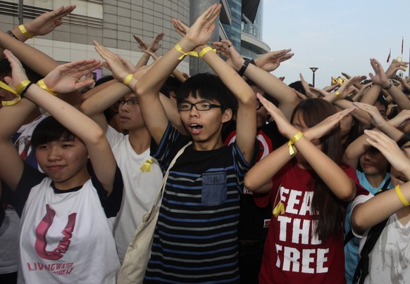 Studentenführer&nbsp;Joshua Wong (Mitte) ist bereit, mit der Regierung zu verhandeln