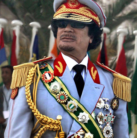 epa01844433 Libyan leader Colonel Moammar Gaddafi dressed his his military uniform views a parade to mark the 40th Anniversary of the Libyan Revolution in Tripoli, Libya 01 September 2009. Gaddafi cam ...
