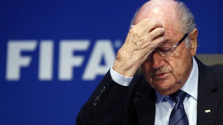 Soll nach den jüngsten Vorwürfen suspendiert werden: FIFA-Chef Blatter steht das Wasser bis zum Hals.