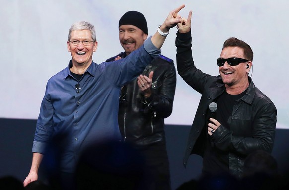 Tim Cook (l.) und Bono, im Hintergrund The Edge.