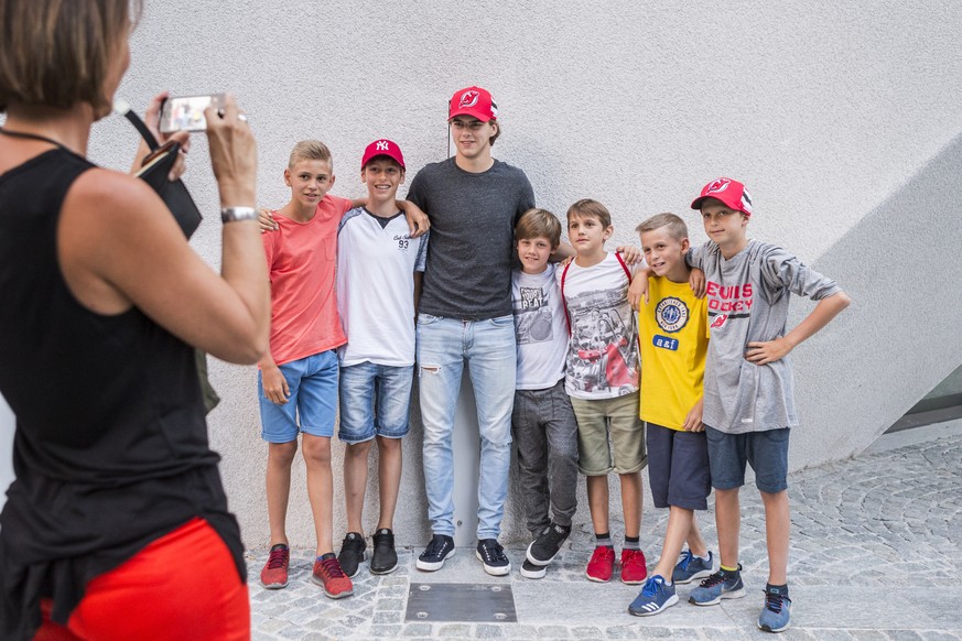 Nico Hischier mit Fans, waehrend dem Empfang zu seinen Ehren in seiner Heimatgemeinde, nachdem der 18-jaehrige Eishockeyspieler im NHL-Entry-Draft von den New Jersey Devils in Chicago als Nummer 1 gez ...