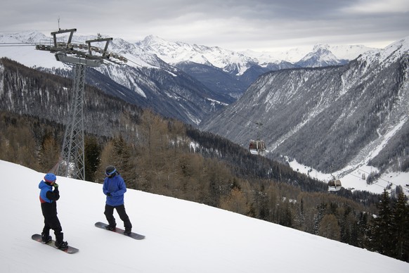 Wintersportler fahren ins Tal, am Samstag, 7. Januar 2017, am Rhinerhorn in Davos. (KEYSTONE/Gian Ehrenzeller)