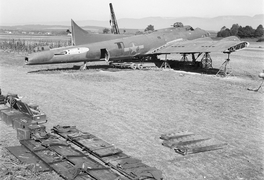ARCHIVE --- VOR 75 JAHREN, AM 17. AUGUST 1943, MUSSTE IN UTZENSTORF IM KANTON BERN EINE BOEING B-17 DER US-LUFTWAFFE NACH EINEM BOMBERANGRIFF IN SUEDDEUTSCHLAND NOTLANDEN. DAS EREIGNIS ZOG SCHAULUSTIG ...
