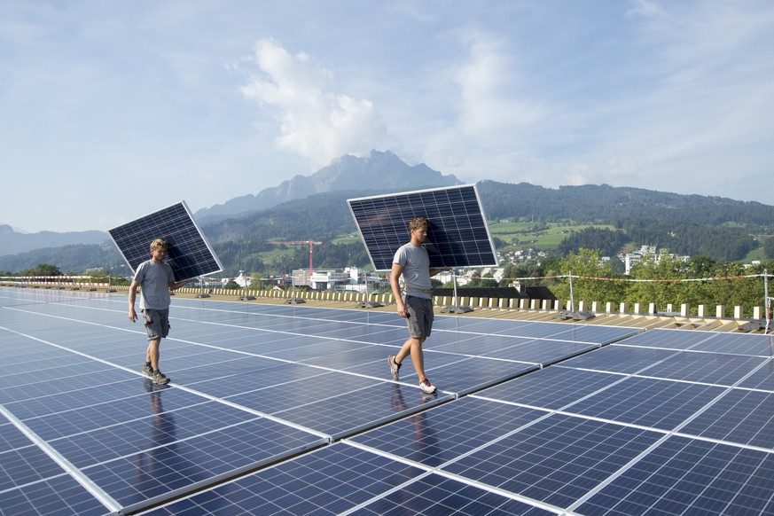 ARCHIVBILD ZUR MEDIENKONFERENZ DER WIRTSCHAFTSVERBAENDE GEGEN DIE ENERGIESTRATEGIE 2050, AM MONTAG, 20. MAERZ 2017 - Spezialisten der Firma Be Netz AG montieren die Photovoltaikanlage auf dem Dach der ...