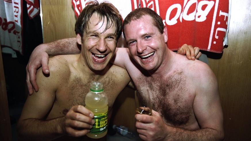 Nachrichten Linkding 3 May 1998: Paul Gascoigne and Paul Merson of Middlesbrough celebrate a return to top flight football after a Nationwide Division One match against Oxford United at the Riverside Stadium in Middlesbro ...