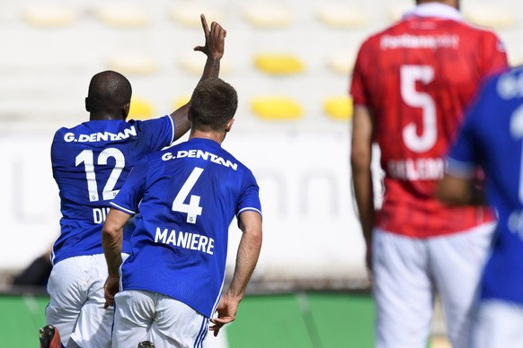 Le defenseur lausannois Marcus Plinio Diniz Paixao, gauche, et le defenseur lausannois Jeremy Maniere, centre, celebrent le premier but lors de la rencontre de football de Super League entre le FC Lau ...