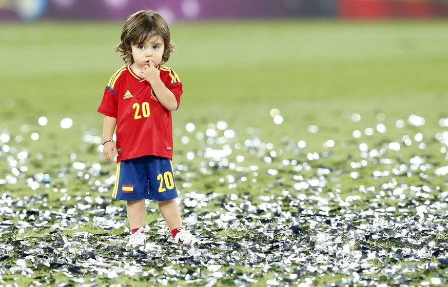 epa03291745 Spanish National soccer team player Santi Cazorla&#039;s child reacts after the final of the UEFA EURO 2012 between Spain and Italy in Kiev, Ukraine, 01 July 2012. EPA/KERIM OKTEN UEFA Ter ...