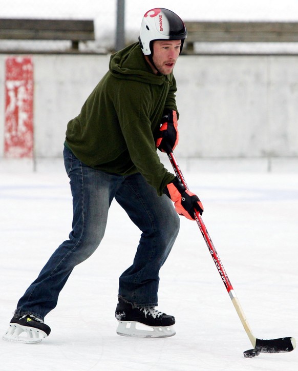 US ski racer Bode Miller plays ice hockey in Wengen, Switzerland, Friday, Jan. 12, 2007. Overnight rain and warm temperatures forced organizers to scrap the alpine ski World cup Super combined on Frid ...