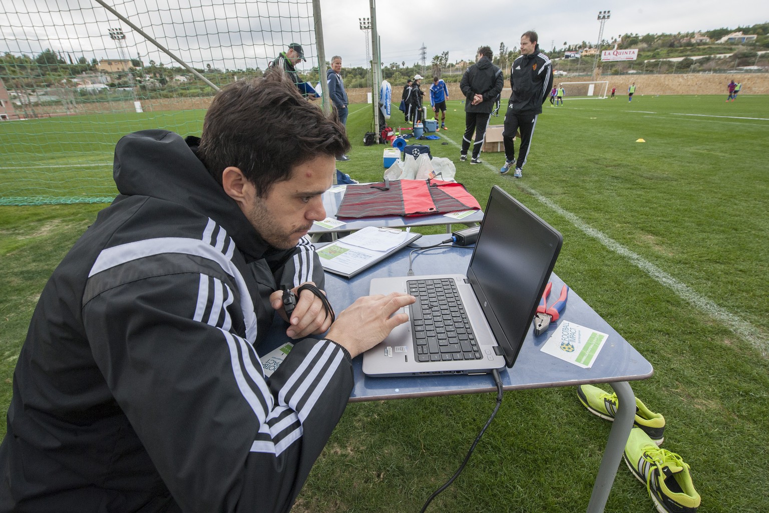 Basels Ex-Assistenztrainer Nacho Torreno wertet am Computer die Daten der Spieler aus.