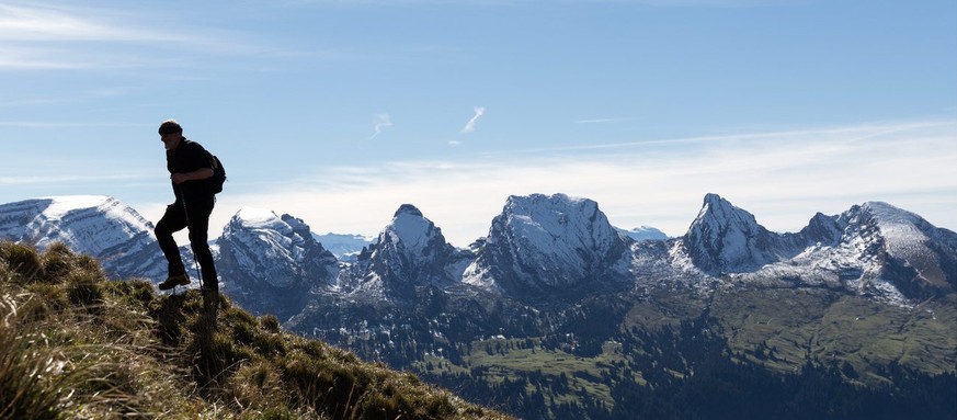 Bergwanderung im Toggenburg: Wer als Schweizer in der Schweiz Ferien macht, soll belohnt werden. Im Hintergrund die schneebedeckten Churfirsten mit Hinterrugg, Schibenstoll, Zuestolle, Brisi, Frümsel  ...