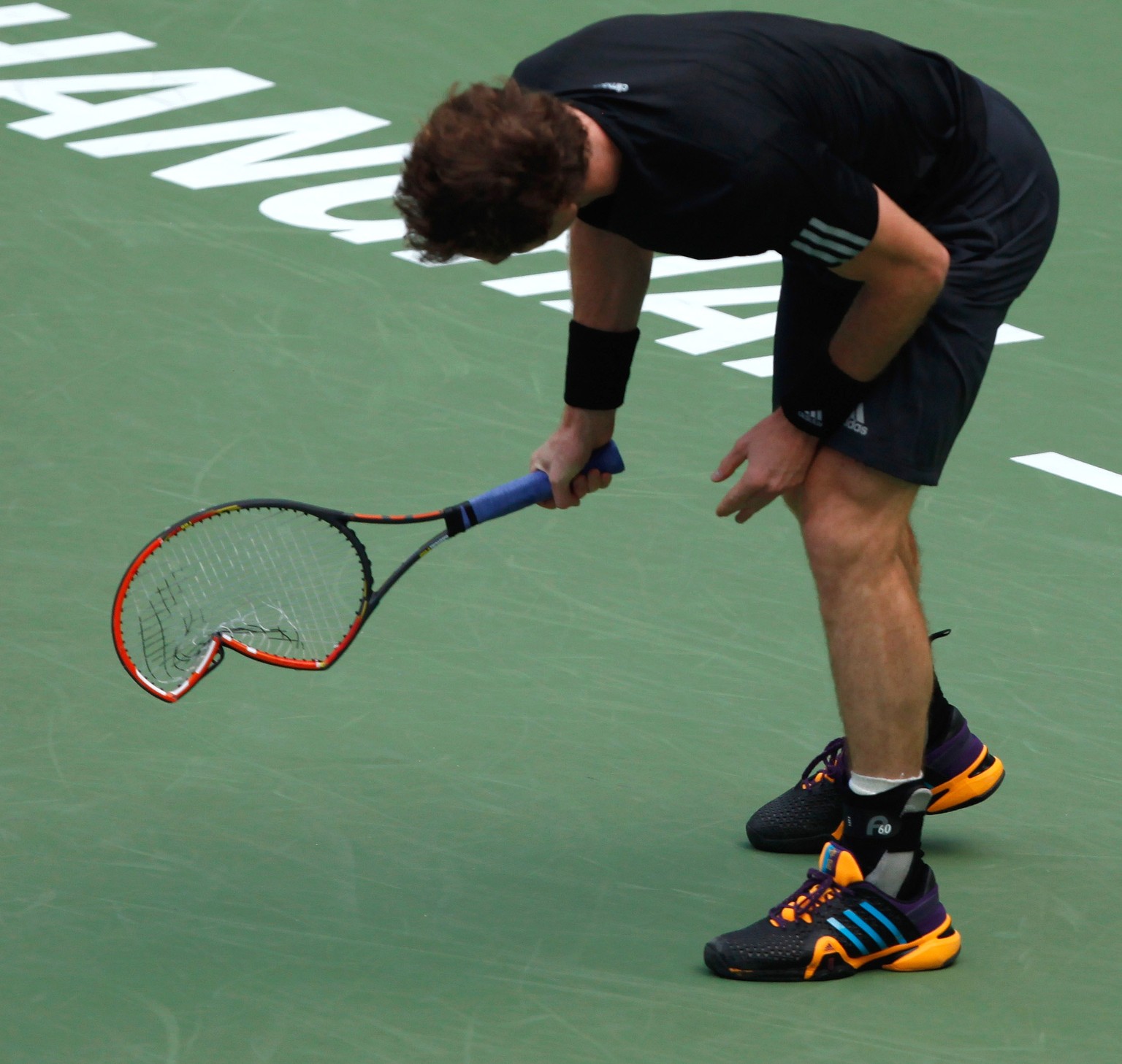 Murray zertrümmert beim Spiel gegen Ferrer sein Racket.