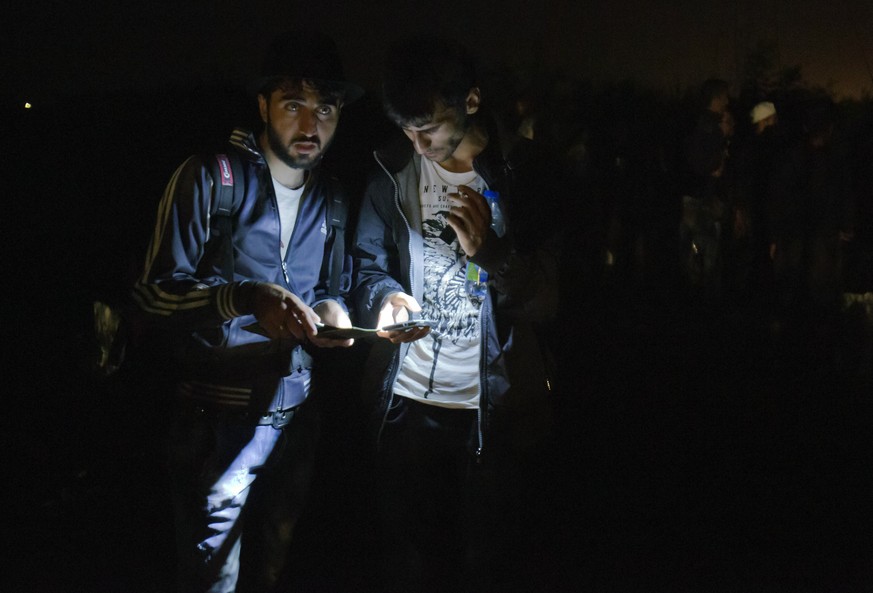 Überlebenswichtige Orientierungshilfe: Flüchtlinge versuchen an der ungarisch-serbischen Grenze ihren Weg zu finden.&nbsp;
