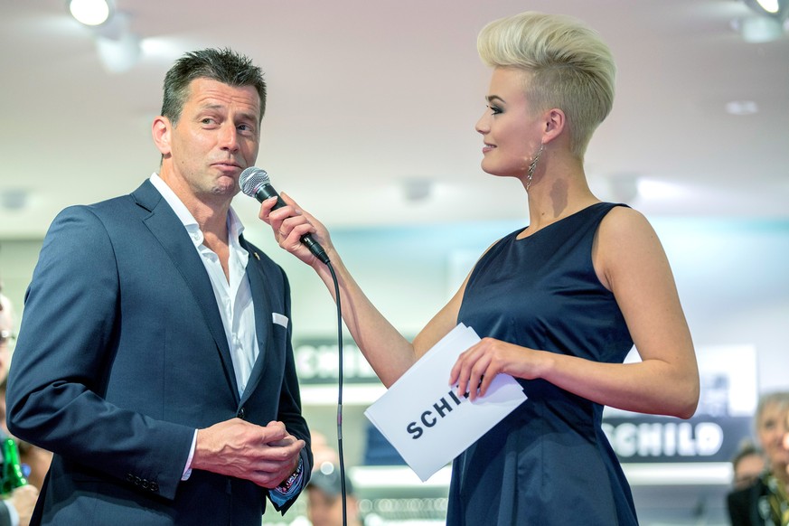 27.03.2014; Zuerich; Fussball Super League - Grasshopper Club Zuerich - Schild Fashion Anlass 2014;
Trainer Michael Skibbe gibt der Miss Schweiz Dominique Rinderknecht (Claudia Minder/freshfocus)