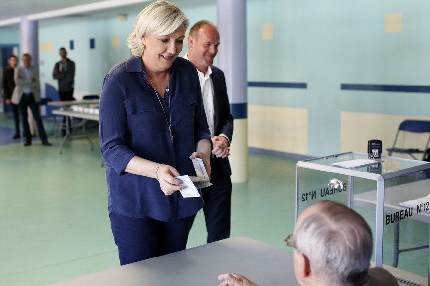 epa06022129 The candidate for the far-right Front National (FN) party, Marine Le Pen (L) arrives to cast her ballot in the first round of french legislative elections in Henin-Beaumont, Northern Franc ...