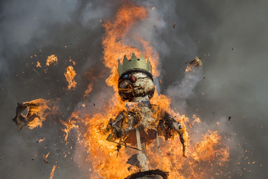 Der Boeoegg brennt und explodiert teilweise, anlaesslich des traditionellen Sechselaeutens am Montag, 13. April 2015, in Zuerich. (KEYSTONE/Ennio Leanza) 

The head of the &quot;Boeoegg&quot; burns on ...