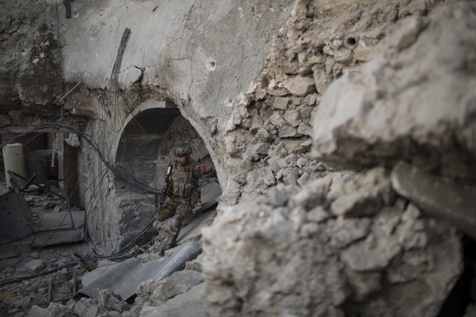 Iraqi Special Forces soldiers walk to the frontline as Iraqi forces continue their advance against Islamic State militants in the Old City of Mosul, Iraq, Wednesday, July 5, 2017. (AP Photo/Felipe Dan ...