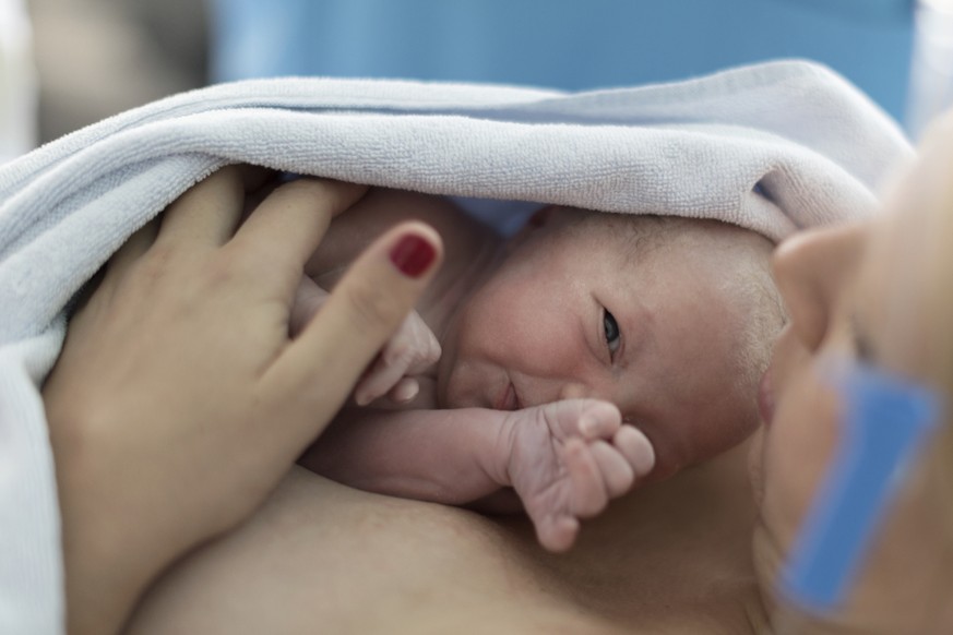 ZUM THEMA GEBURT STELLEN WIR IHNEN HEUTE , DONNERSTAG, 10. NOVEMBER 2016, FOLGENDES NEUES BILDMATERIAL ZUR VERFUETUNG --- A new mother holds her newborn infant named Julia, to whom she has just given  ...