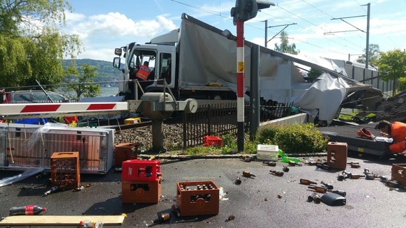 Spezialisten untersuchen die Unfallstelle in Horgen.