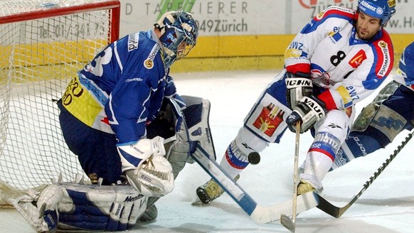 ZSC Lion&#039;s Claudio Micheli, rechts, versucht ein Tor gegen Ambri Piotta&#039;s Goalie Pauli Jaks zu erzielen, im NLA Eishockey Playoff Viertelfinalspiel zwischen den ZSC Lions und Ambri-Piotta in ...