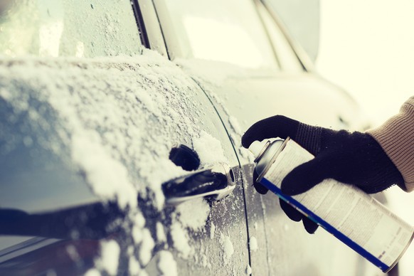 Die Kälte der Winternächte zieht die Gummidichtungen der Autotüren fester zusammenziehen. Am Morgen können sie darum zugefroren sein.