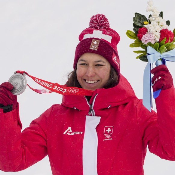 Nachrichten Linkding Wendy Holdener, of Switzerland, celebrates winning the silver medal in the women's combined at the 2022 Winter Olympics, Thursday, Feb. 17, 2022, in the Yanqing district of Beijing. (AP Photo/Mar ...
