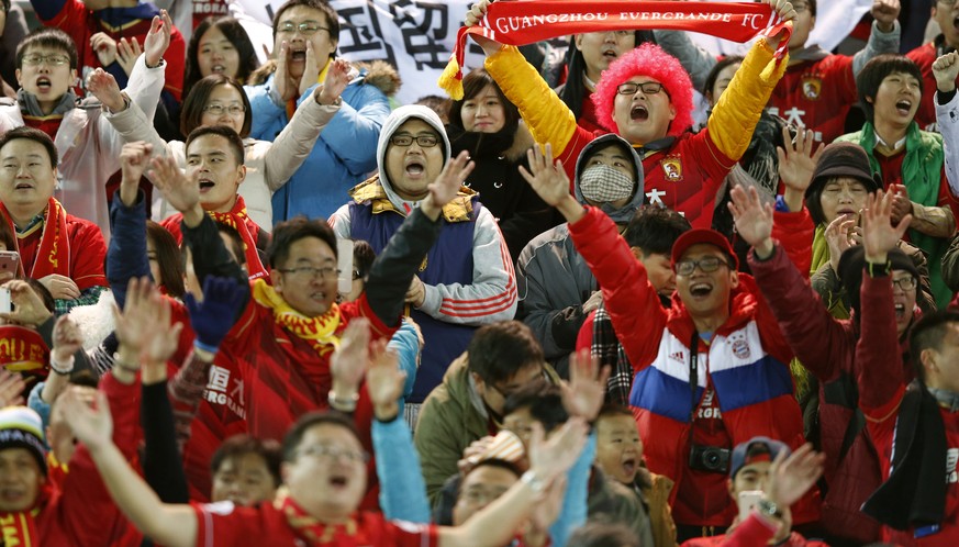 Die Fans von Guangzhou können noch mehr jubeln: Jetzt kommt auch noch Jackson Martinez. PS: Wer findet den Bayern-Fan im Bild?&nbsp;