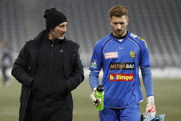 Murat Yakin, Trainer des FC Schaffhausen, links, diskutiert mit seinem Torhueter Ilija Kovacic in der Pause des Freundschaftsspiels der Berner Young Boys gegen den FC Schaffhausen, am Dienstag, 10. Ja ...