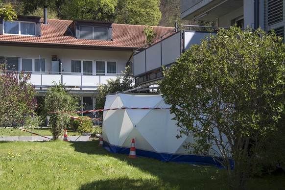 Ein Absperrband der Polizei vor einer Wohnung, am Samstag, 22. April 2017, in Unterseen. Zwei Maenner und eine Frau sind im bernischen Unterseen am fruehen Samstagmorgen Opfer eines mutmasslichen Gewa ...