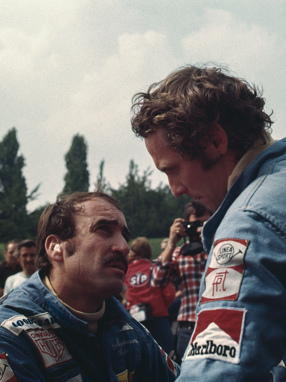 Monza, Gran Premio d'Italia: Der Schweizer Clay Regazzoni und Niki Lauda im Gespräch nachdem ihre beide Ferrari 312 ausschieden.