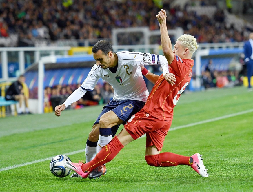 epa06249140 Italy&#039;s Davide Zappacosta (L) and Macedonia&#039;s Egzijan Alloski in action during the FIFA 2018 World Cup Group G qualifying soccer match between Italy and Macedonia in Turin, Italy ...