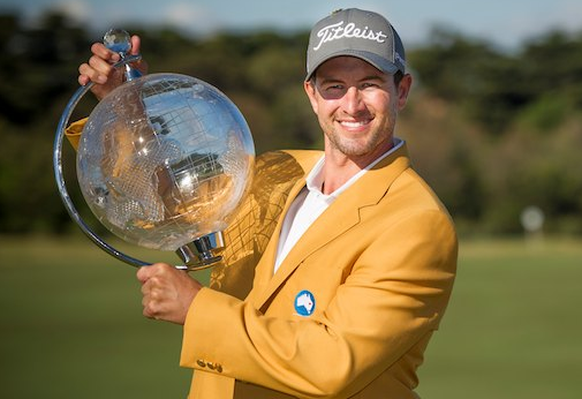 Was nützt ein Globus, wenn man nicht damit spielen kann. Fragt sich sicher auch Adam Scott. Pokal: Australian Masters, Melbourne.