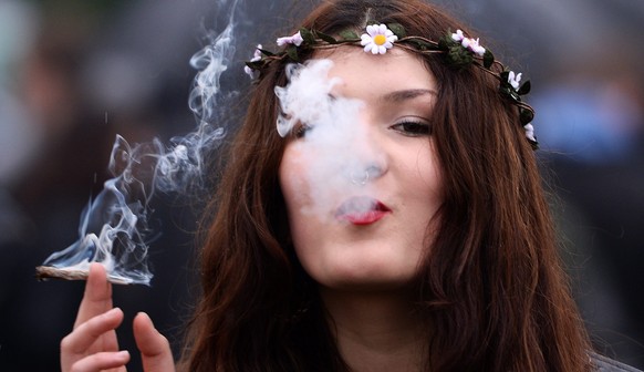 Relaxt: Jeder Vierzehnte im Alter zwischen 15 und 34 Jahren raucht regelmässig einen Joint.&nbsp;
