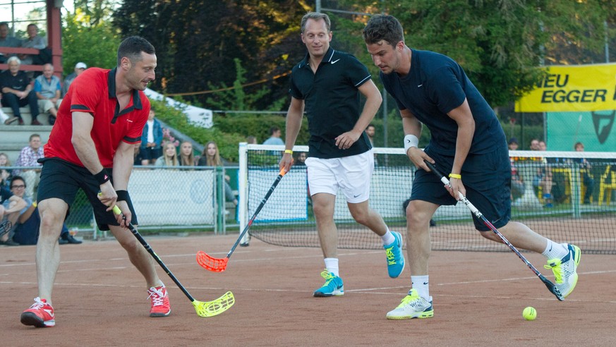 Bern, 24.06.2015 - Mark Streit (NHL Spieler), Yves Allegro (Swiss Tennis) und Roman Josi (NHL Spieler) beim Unihockey Spielen am Rande der Berner Tennismeisterschaften waehrend einem Promi Doppel. (Ma ...