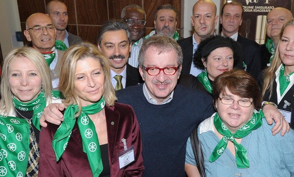 epa03566343 Northern League (Lega Nord) party leader and Lombardy regional presidential candidate, Roberto Maroni (C), poses with Northern League candidates in Milan, Italy, 03 February 2013. EPA/DANI ...