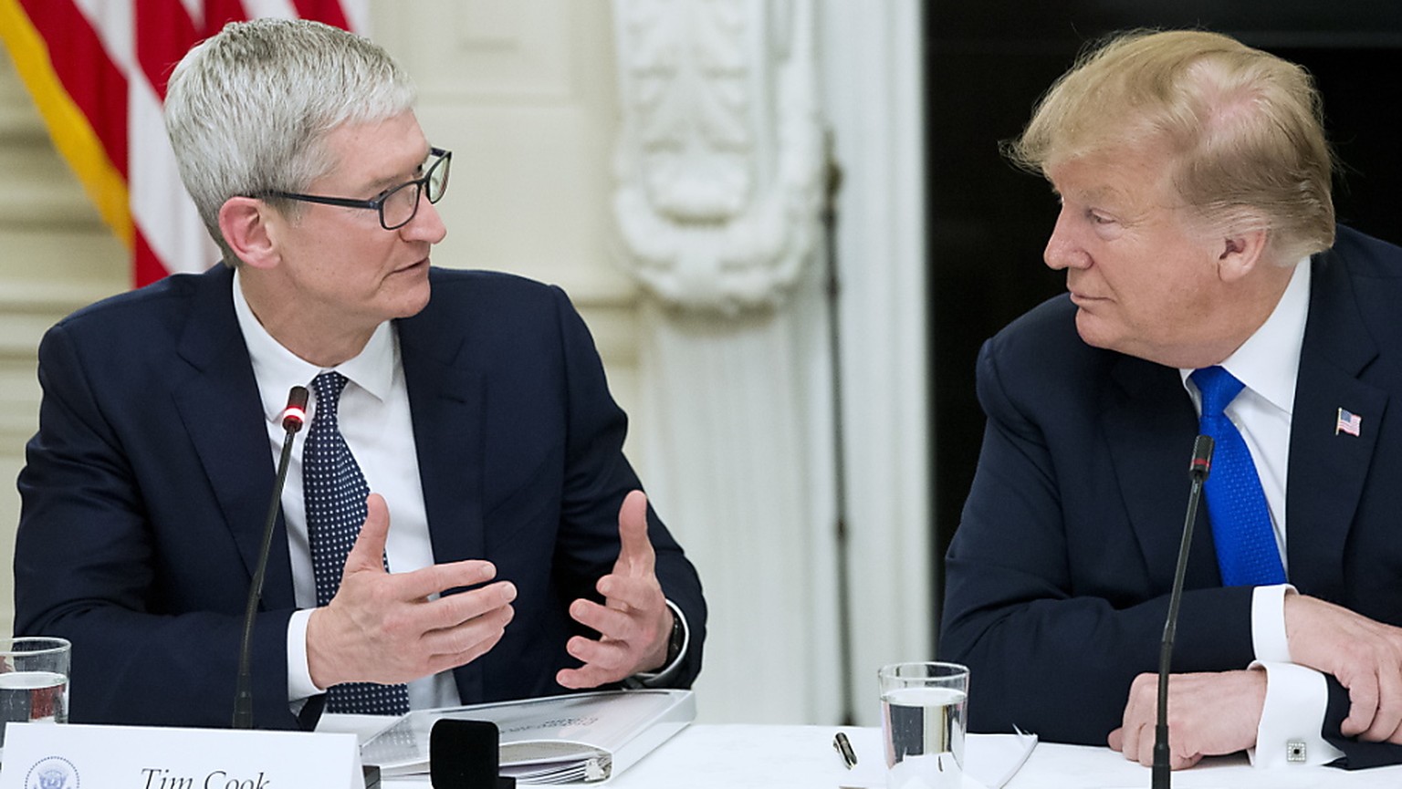 Nachrichten Linkding Tim Cook hat US-Präsident Donald Trump erklärt, dass sein Konzern aufgrund von Zöllen Nachteile gegenüber Samsung hat. Ob die Message angekommen ist?