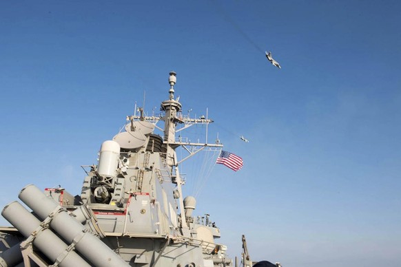 Ein Bild der US Navy soll zeigen, wie der russische Jet vergangene Woche über das Kriegsschiff Donald Cook flog.