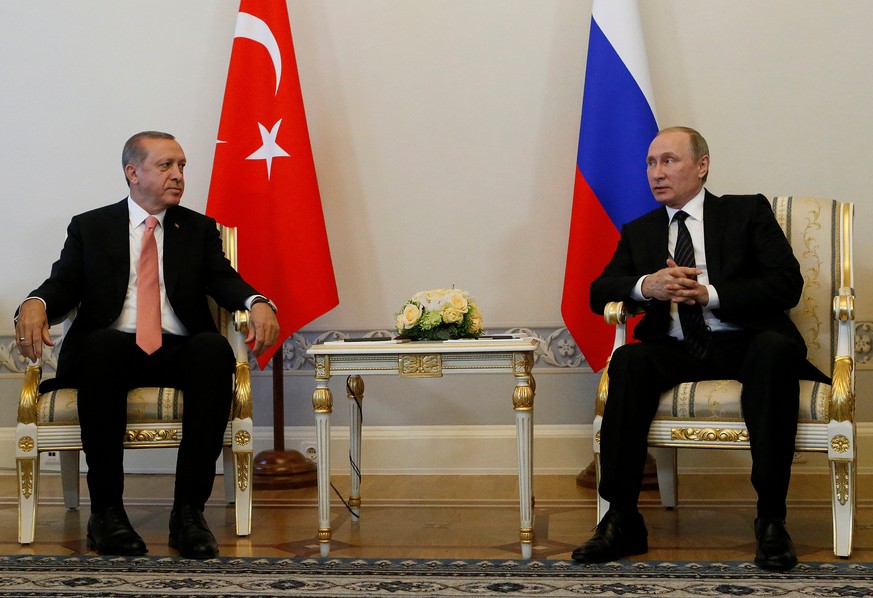 Russian President Vladimir Putin (R) speaks to Turkish President Tayyip Erdogan during their meeting in St. Petersburg, Russia, August 9, 2016. REUTERS/Sergei Karpukhin