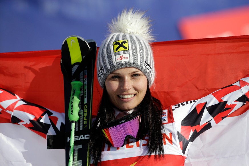 Weltmeisterin Anna Fenninger lässt sich bei der Siegerehrung feiern.